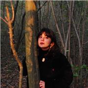 Hablante del idioma y conocedora de temas varios